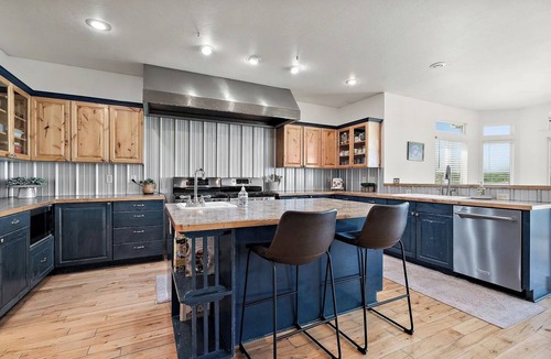 Caldwell House | Ultimate Group Getaway: 3 min from Lake, vineyards, event centers + Hot Tub