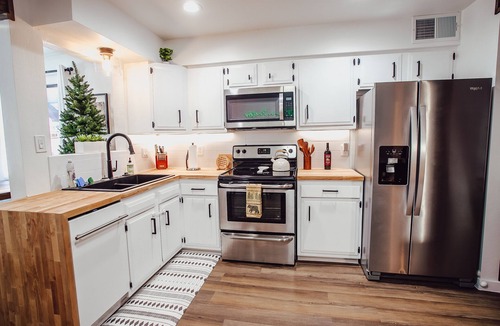 Pinetop-Lakeside House | Unique 3BR Bungalow by Brewery & Central to town - Hot Tub + AC