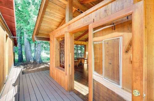 Nordman Cabin | Unique Nordman Retreat 1 Mi to Priest Lake!