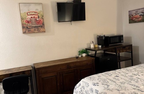 Brownsville Hotel | Unit 25 - Charming 1-bedroom hotel with AC in Challenge-Brownsville