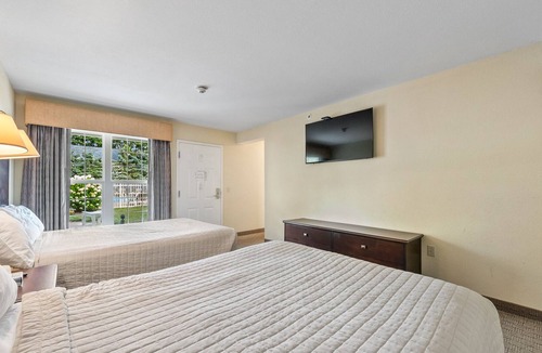 Kelleys Island House | Unwind and Relax at the Kelleys Island MarbleHead Suites 220