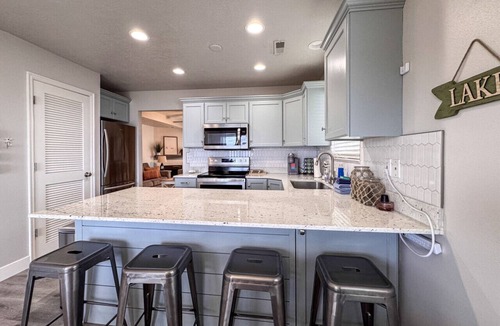 Harbor Village Condo | Updated Two-Bedroom Lake View Condo 930 #4
