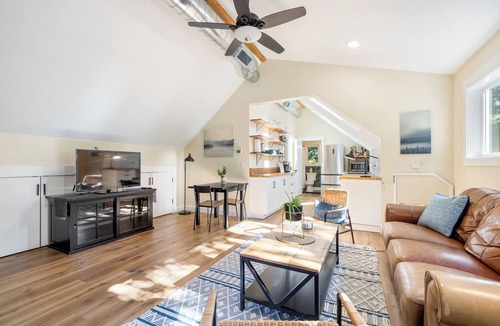 Vancouver Apartment | Upscale Lakefront ADU w/Access to Pickleball Court