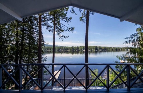 Newport Cabin | Upscale Lakefront Family Getaway