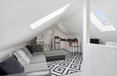 University Heights Apartment | Upstairs Hillcrest Studio close to Balboa Park