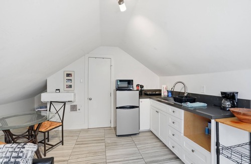 University Heights Apartment | Upstairs Hillcrest Studio close to Balboa Park