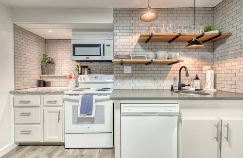 Depot Bench Apartment | Uptown 2 bedroom flat near Train Depot