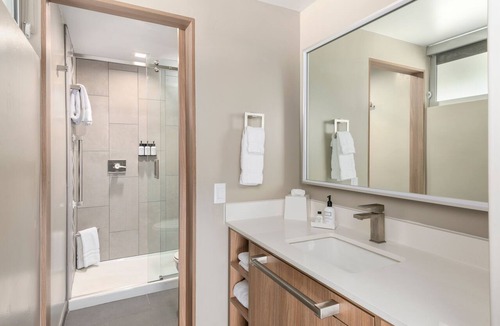 Uptown Sedona Hotel | Uptown King Hotel Room w/Private Patio and Mountain View @ The Matterhorn Inn