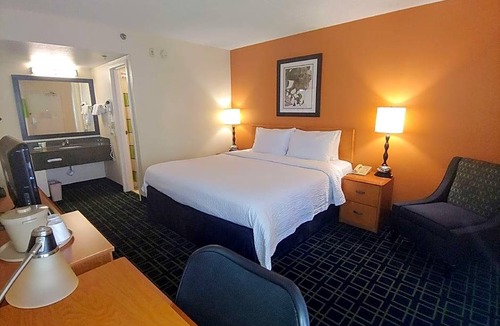 Paradise Valley Village Hotel | SureStay Plus Hotel by Best Western Scottsdale North