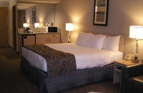 Nampa Hotel | Vacation At its Finest! FREE Parking and Indoor Pool, Near Boise Art Museum!