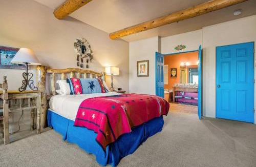 Oak Creek Hotel | Vaquero shared hot tub and breakfast included