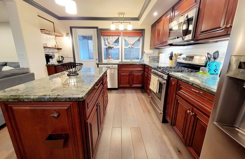 Santa Rosa House | Vaulted Ceilings, Skylights, Screened Patio, Gourmet Kitchen