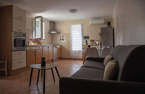Oletta House | Very nice air-conditioned apartment with heated pool in charming villa.