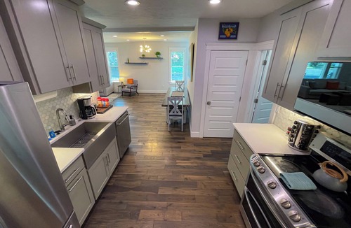 South Perry District House | Vibrant 4-Bed Perry District Unit: Full Kitchen, Outdoor Living – Groups' Dream!