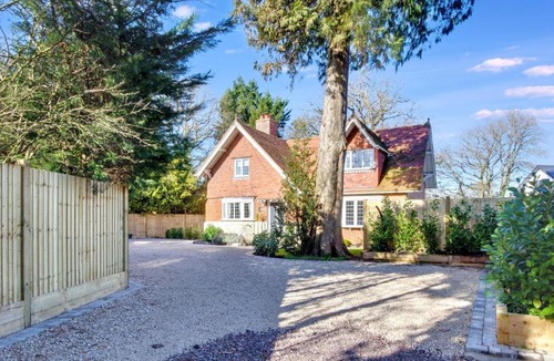 Longham Villa | Victorian Gatehouse, Sleeps 11, Garden & Parking