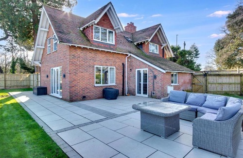 Longham Villa | Victorian Gatehouse, Sleeps 11, Garden & Parking