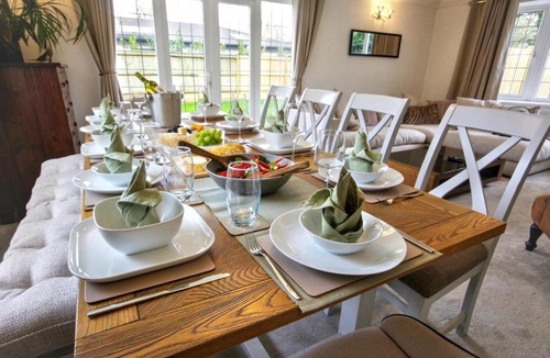 Longham Villa | Victorian Gatehouse, Sleeps 11, Garden & Parking