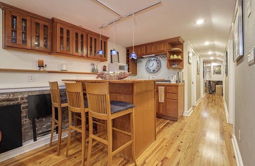 Uptown House | Victorian House, Downtown NW, 3Baths, Deck, Patio, Garden, Reunions, Families