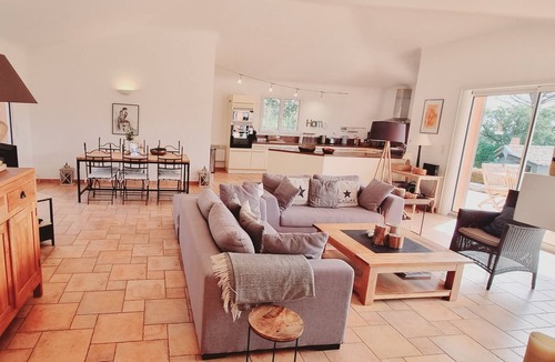 Tighine Villa | Villa 190 m2, 5 bedrooms, air conditioning, heated pool, garden 2850 m2, 2 minutes from Pinarello.