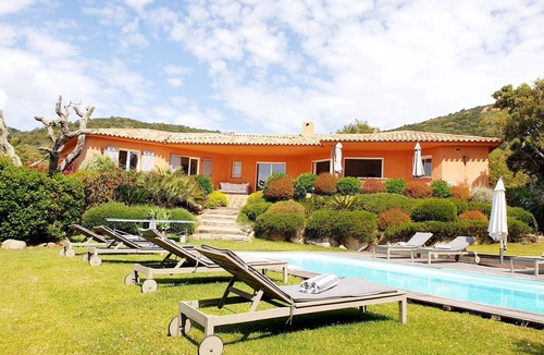 Tighine Villa | Villa 190 m2, 5 bedrooms, air conditioning, heated pool, garden 2850 m2, 2 minutes from Pinarello.