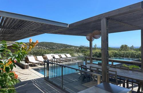 Pianotolli-Caldarello Villa | Villa de luxe surplombant la mer, piscine suspendue