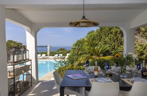 Isolella House | VILLA IRIS-Feet in the water, Isolella peninsula, 5 bedrooms, swimming pool, sea view