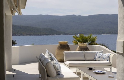 Isolella House | VILLA IRIS-Feet in the water, Isolella peninsula, 5 bedrooms, swimming pool, sea view