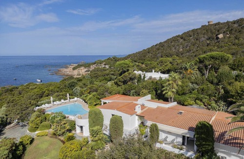 Isolella House | VILLA IRIS-Feet in the water, Isolella peninsula, 5 bedrooms, swimming pool, sea view