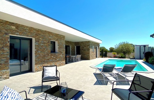 Morta Villa | Villa Piscine et Jardin Privé, 5 mn Mer et 20 mn Montagne, BOX Recharge Voiture