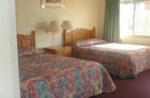 Tulare Hotel | Village Inn