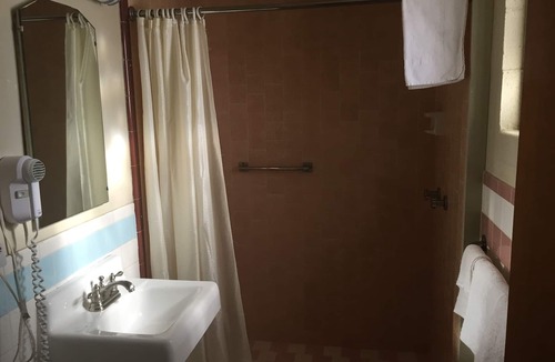 Tulare Hotel | Village Inn