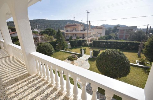 Kalyvia Thorikou Apartment | VillaVita Modern 3BR,Garden & BBQ, Walk to Beach