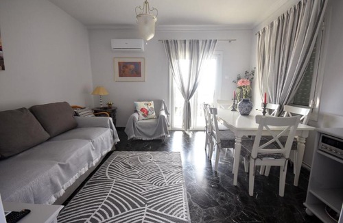 Kalyvia Thorikou Apartment | VillaVita Modern 3BR,Garden & BBQ, Walk to Beach