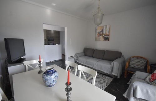 Kalyvia Thorikou Apartment | VillaVita Modern 3BR,Garden & BBQ, Walk to Beach