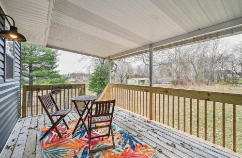Vine Grove House | Vine Grove Home w/Deck, 4 Mi to Saunders Springs!