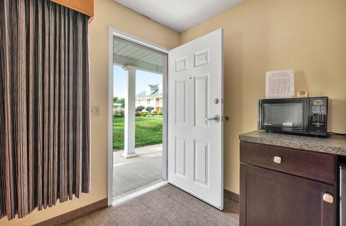 Kelleys Island Hotel | Vineyard Suite at Kelley's Island Venture Resort