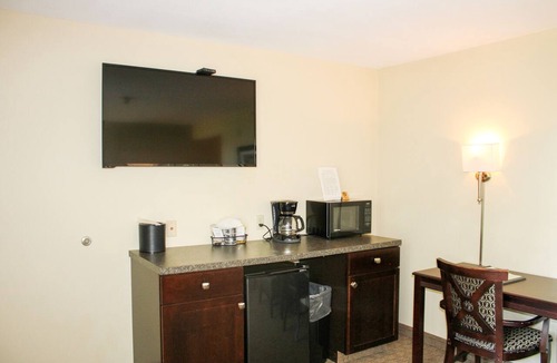 Kelleys Island Hotel | Vineyard Suite at Kelley's Island Venture Resort