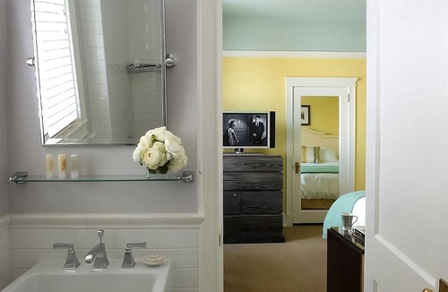Goose Hollow Hotel | Vintage Style Hotel with Pop-Up Cinema! Three Relaxing Units, Pet-friendly!