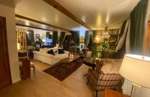 Oakhurst Apartment | Vintage Sunset Villa by Bass Lake 17 miles from Yosemite National Park