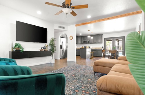 Glendale House | Vintage Vault - Spacious 4 Bedrooms House w/Pool - Close to Cardinals & Dodgers