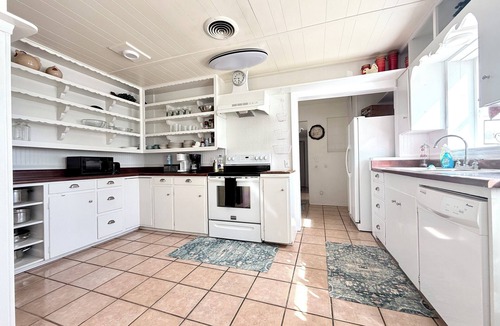 Pima House | Vintage Villa- roomy 4-bedroom home with AC in lovely Pima