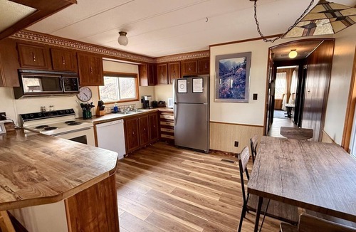 Babb House | Wagon Wheel Home - Majestic Mountain Views - 15 Minutes to Glacier East Entrance