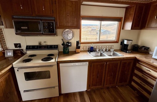 Babb House | Wagon Wheel Home - Majestic Mountain Views - 15 Minutes to Glacier East Entrance