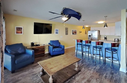 Put-in-Bay Condo | Wake Up to Water Views! Perfect for 10 ppl | C211