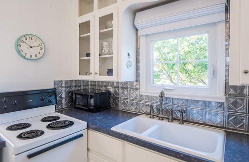 Newport East House | WALK to BEACH/CLIFF WALK! FANTASTIC Location! July OPENING! Fenced yard! Pets!