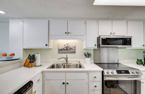 Emerald Isle Condo | Walk to Beach: Emerald Isle Condo w/Ocean View!