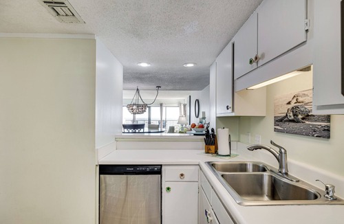 Emerald Isle Condo | Walk to Beach: Emerald Isle Condo w/Ocean View!