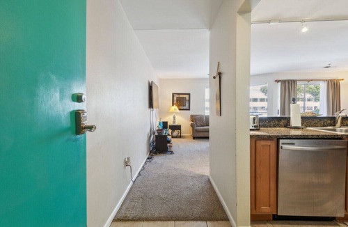 Northeast Virginia Beach Condo | Walk to beach, Patio, Pool, Central Downtown Condo