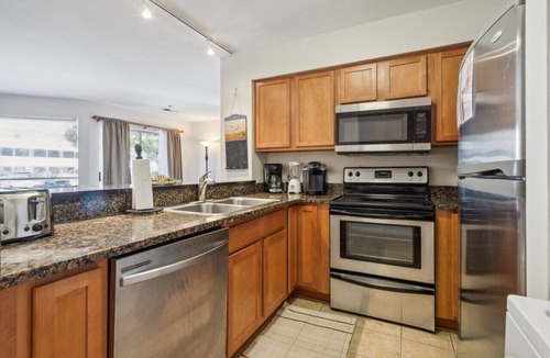 Northeast Virginia Beach Condo | Walk to beach, Patio, Pool, Central Downtown Condo