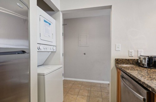 Northeast Virginia Beach Condo | Walk to beach, Patio, Pool, Central Downtown Condo
